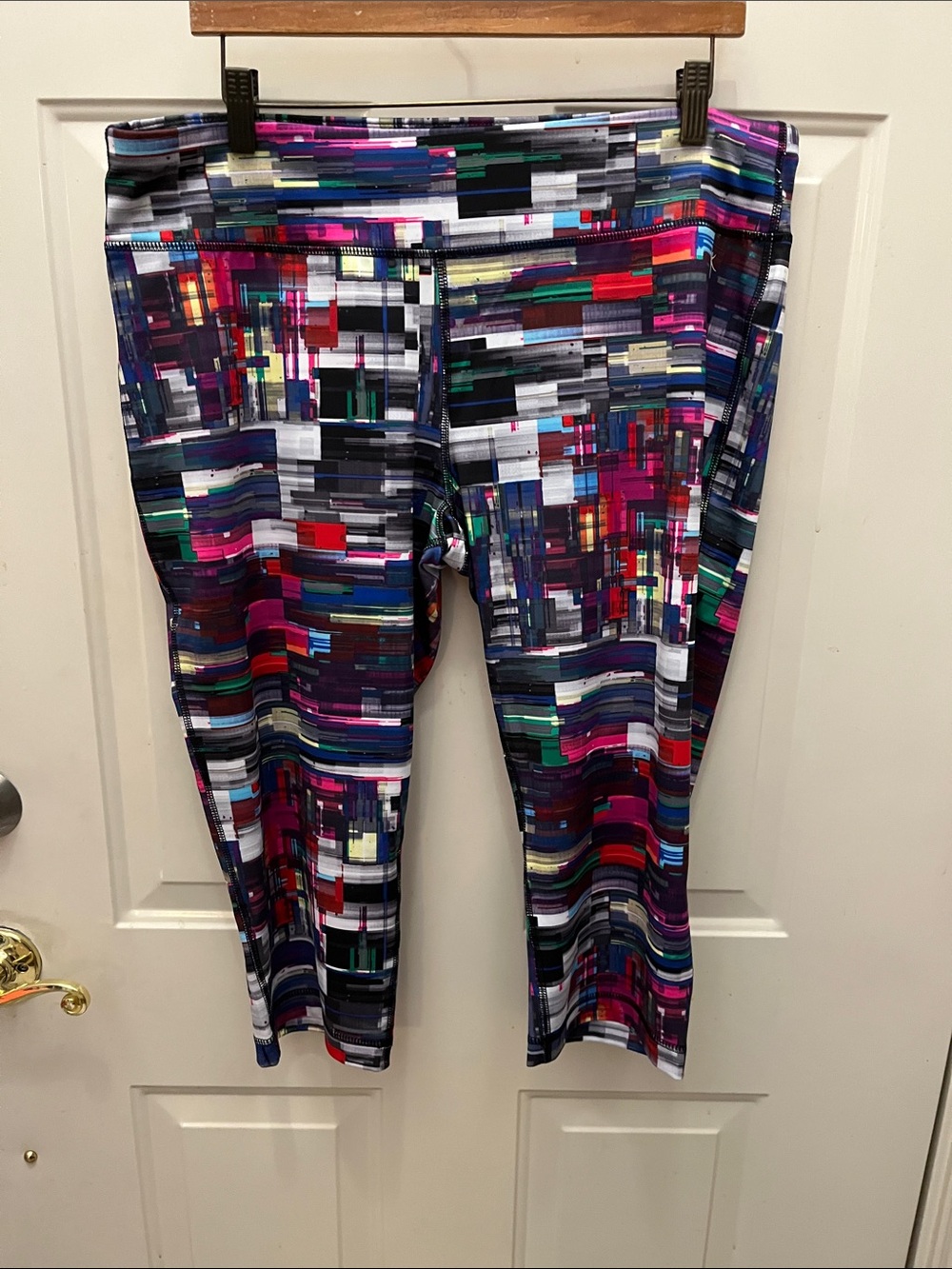 Danskin Now Multicolor Geometric Capri Leggings